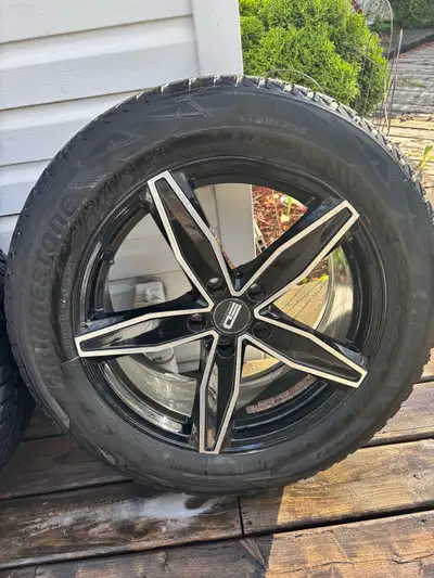 Blizzak Bridgestone 235 60R18 Usure 7/32 4 pneus d’hiver Acura RDX A-Spec avec MAG