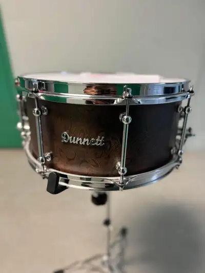 Voici une Caisse claire Dunnett snare drum James Trussart full Paisley Antique copper (cuivre) 14x6,...