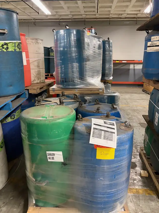 Plastic drum / Trash can - Baril plastique / poubelle in Other in Drummondville - Image 4