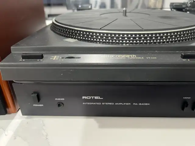 Turntable  Vector Research VT-240 in Stereo Systems & Home Theatre in Mississauga / Peel Region - Image 4