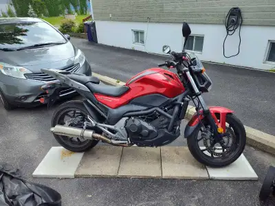 I speak English as well. Nouveau prix 5500 -->5000$ Merveilleuse moto utilitaire, la Honda New Conce...