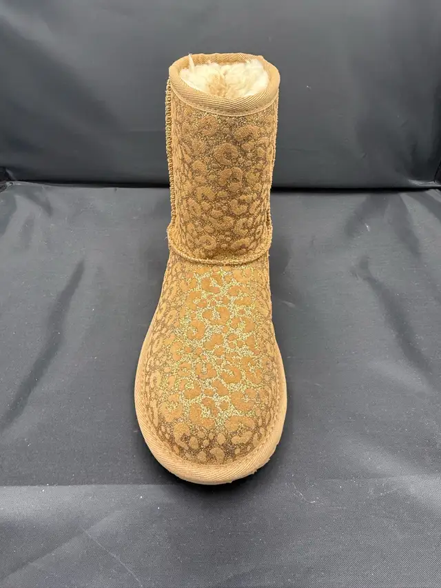 UGG boots (Youth size 4) in Kids & Youth in Markham / York Region - Image 3