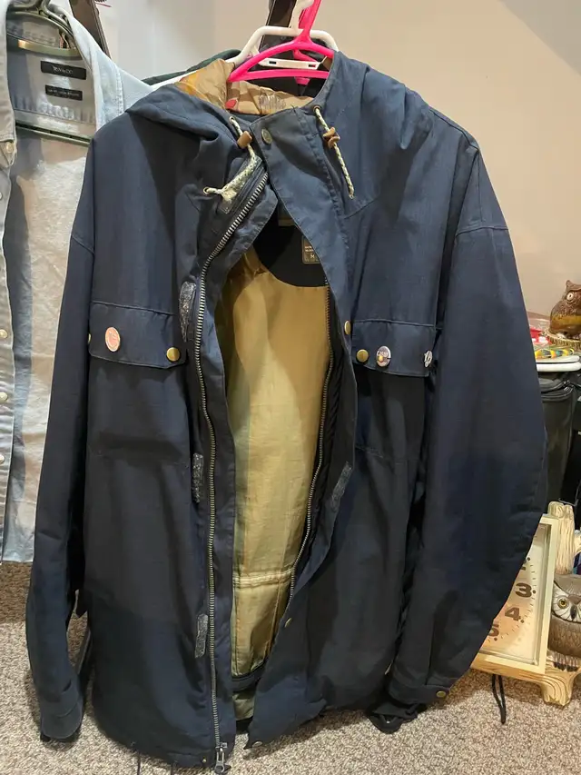 winter coat quick silver in Women's - Tops & Outerwear in Calgary - Image 2