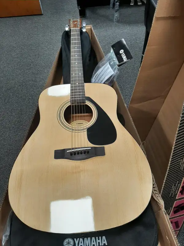 Yamaha Acoustic Guitars - F310P and F325D and More! in Guitars in Laval / North Shore - Image 3