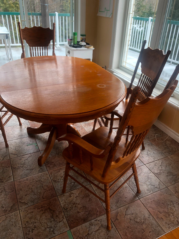 Table et chaises en bois massif dans Mobilier de salle à manger et cuisine  à Laurentides