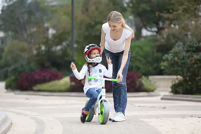 Green *NEW*  Kid Balance Bike, 10.5-inch wheels, Ultra-light in Kids in Ottawa - Image 3