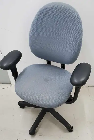 This is a used office chair that offers great support and comfort for long workdays. It features adj...