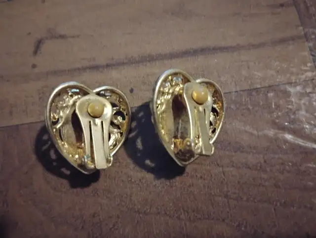 Vintage Gold Pearls Hearts Earrings Clip On in Jewellery & Watches in City of Montréal - Image 3