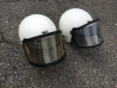 2 casques de moto VTT motocross ou autre avec visière grandeur medium couleur blanc de bonne qualité...