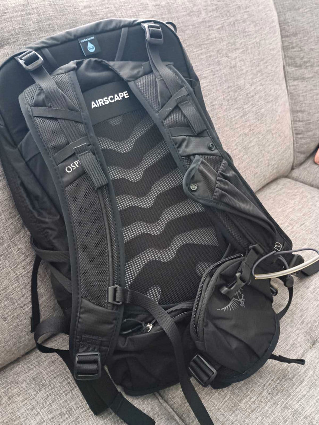 OSPREY Tempest 9 Women's Day Hiking Backpack Size XS/S in Fishing, Camping & Outdoors in Ottawa - Image 3