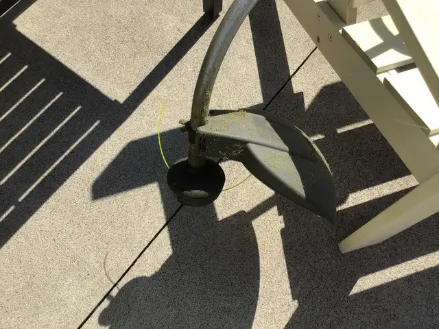 Used Weedeater Gas Powered Lawn Trimmer/Edger in Outdoor Tools & Storage in Windsor Region - Image 8