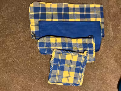 Kitchen towel and pot holder set. Comes with a tea towel, 2 Dish cloths, one oven mitt and 2 pothold...