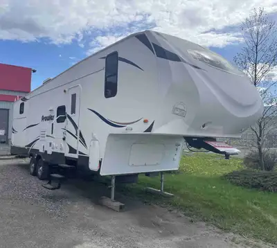 Je vends ma roulotte Prowler 2014 de 31 pieds, parfaite pour vos aventures en famille! 3 saisons, 2...