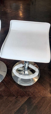 Pair of White PU Leather bar stools brend new and assembled