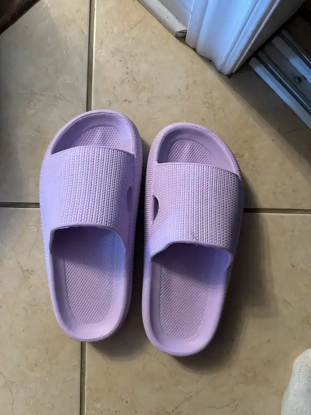 Lilac purple slides size 8 (worn twice) too small for me in Women's - Shoes in Laval / North Shore - Image 2