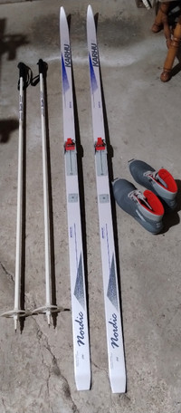 Skis de Fond  bottes et bâtons 