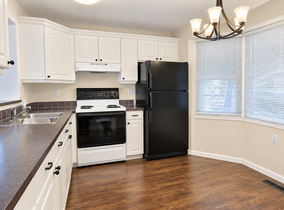 3-BEDROOM TOWNHOUSE + PRIVATE FENCED YARD – BANNERMAN 2