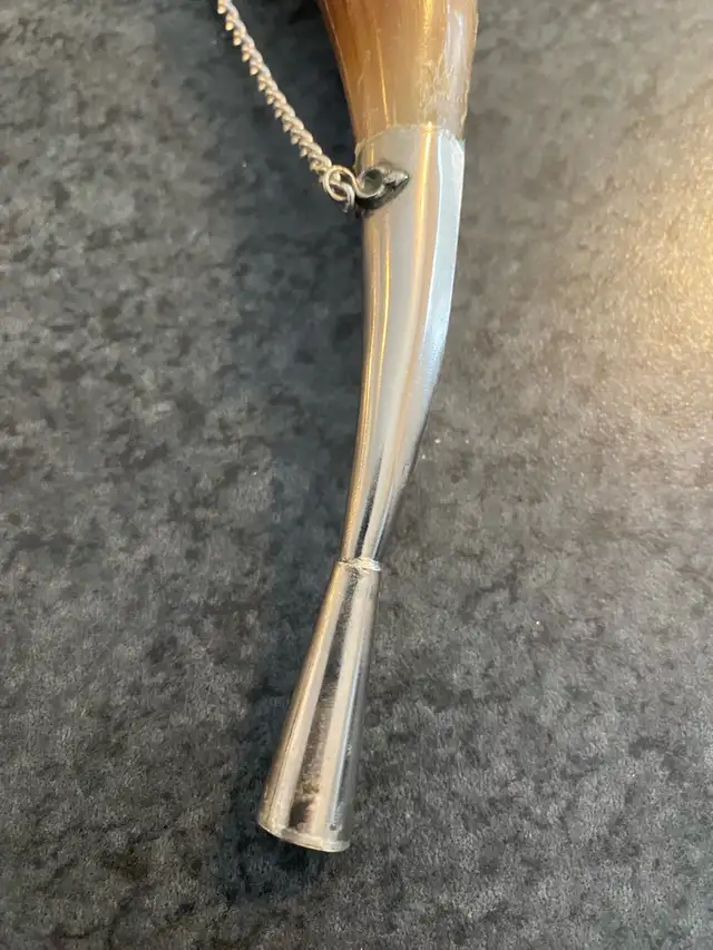 vintage drinking horn with metal mounted 10” tall.  in Arts & Collectibles in Markham / York Region - Image 3