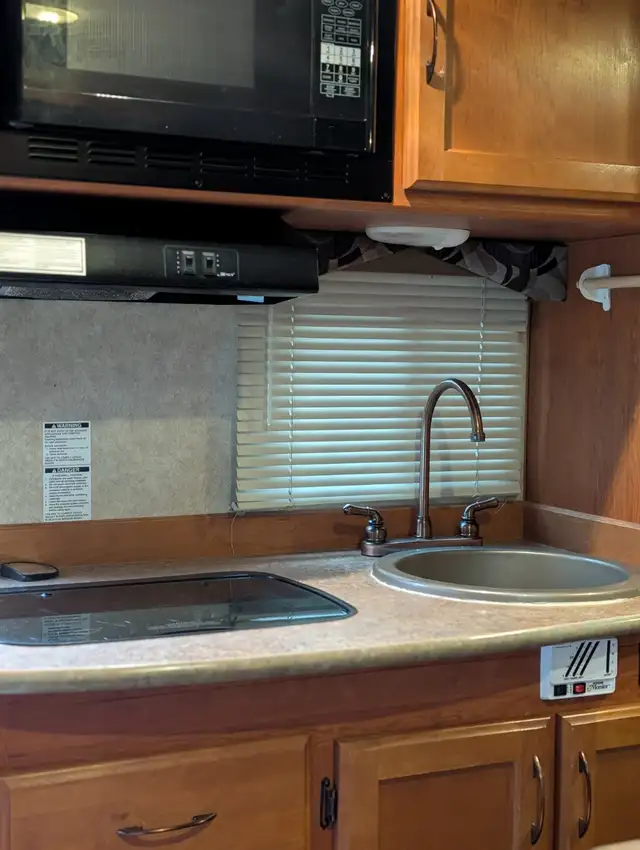 2012 Ford Adventurer 23' motorhome with 350 hp, very clean! in RVs & Motorhomes in Nelson - Image 12