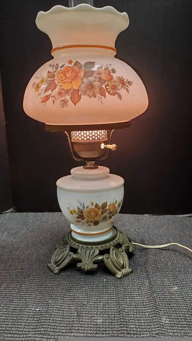 VINTAGE VICTORIAN STYLE TABLE LAMP in Indoor Lighting & Fans in City of Toronto - Image 9