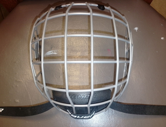 Bauer 2100 Hockey Helmet Cage Face Mask in Hockey in Oshawa / Durham Region