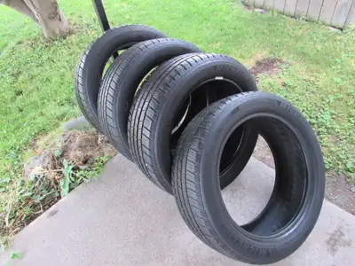 Set of 215/50-17 Michelin Defender LTX all seasons tires 2 tires near full tread 99% 2 tires at 90%...