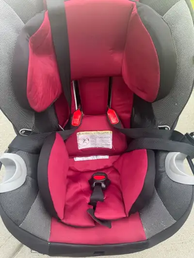 Evenflo Convertible Baby/Toddler car seat. Suitable for babies and toddlers.