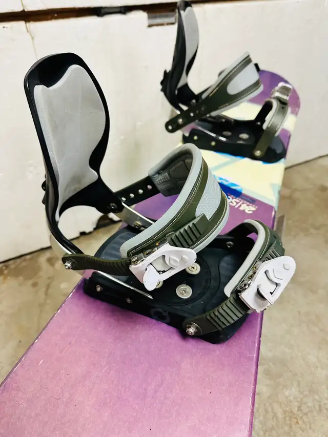24 seven snowboard 133 cm with 24 seven bindings  in Snowboard in Markham / York Region - Image 4