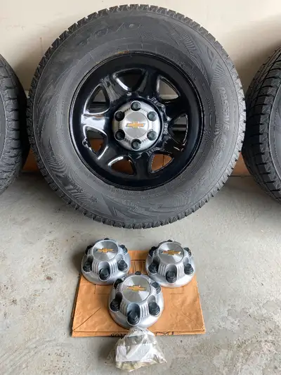 4 enjoliveurs (écrous inclus) pour roue de VUS Chevrolet en excellent état - payés 225$ neufs