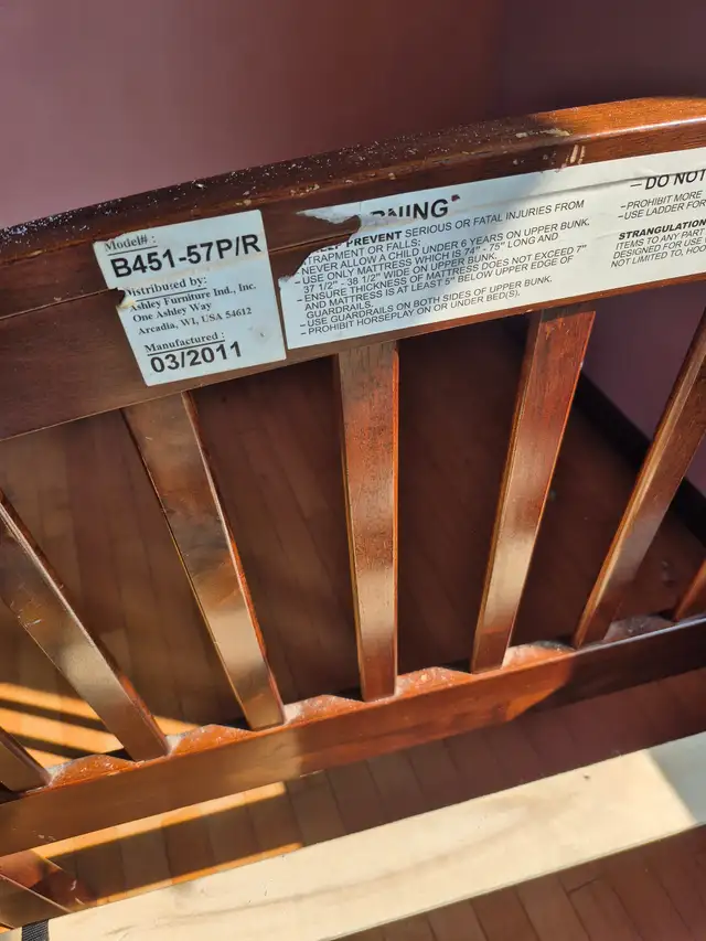 Lit simple en bois - Usagé in Beds & Mattresses in Québec City - Image 3