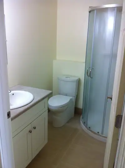 Quiet, secure close to Macewen, LRT, downtown, Royal Alex hospital. Free laundry facilities, Gated p...