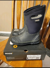 Kids Bogs Size 2 - Good used condition