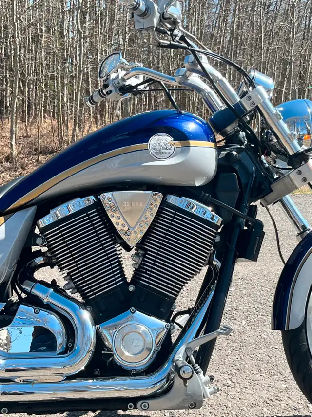 2005 Victory Vegas 8 Ball. In Great Shape! Low mileage.. in Street, Cruisers & Choppers in Calgary - Image 5