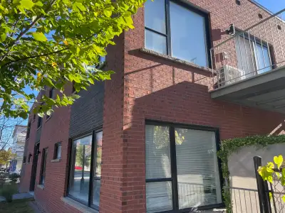Très bel appartement en demi sous-sol d'un immeuble récent situé à quelques pas de l’Avenue Papineau...
