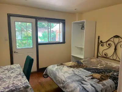 AVAILABLE SEPTEMBER 1 TEXT AT 416-877-1609 MONTH TO MONTH NO LEASE AGREEMENT PRICE POSTED IS FOR 1 P...