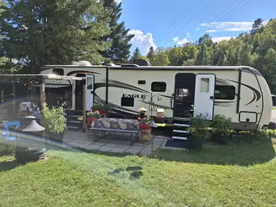 Très belle roulotte Jayco 2016, 37 pieds (couche 10 personnes) comme neuve (est stationnée depuis. l...