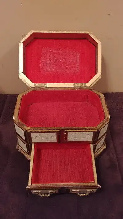 Coffre a Bijoux en Bois, View more