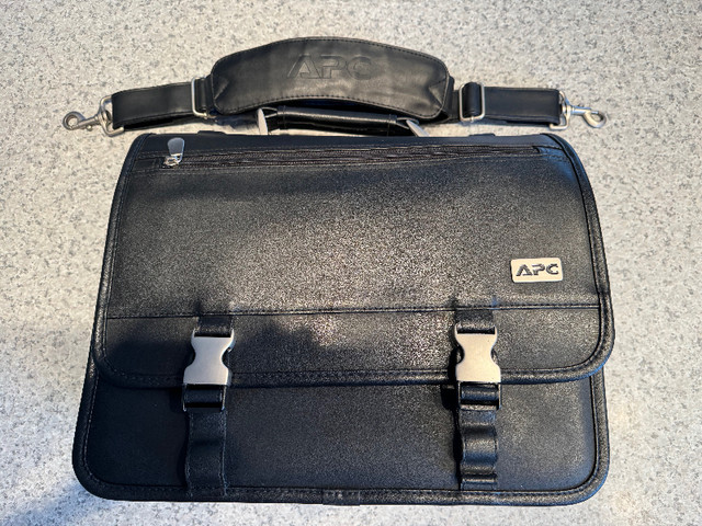 Laptop / Notebook Case with Power Adapters Multi Power Output in Laptop Accessories in Gatineau