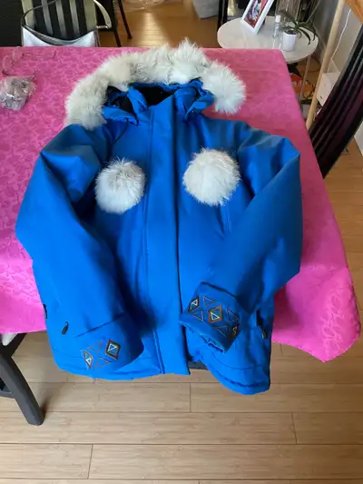 Manteau bleu royal avec fourrure fait au Québec, View more