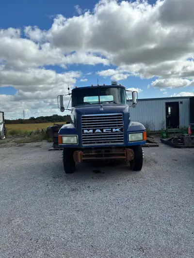 2003 Mack cl 700 e7 460 motor with 13 speed transmission clean single frame bought the truck to re d...