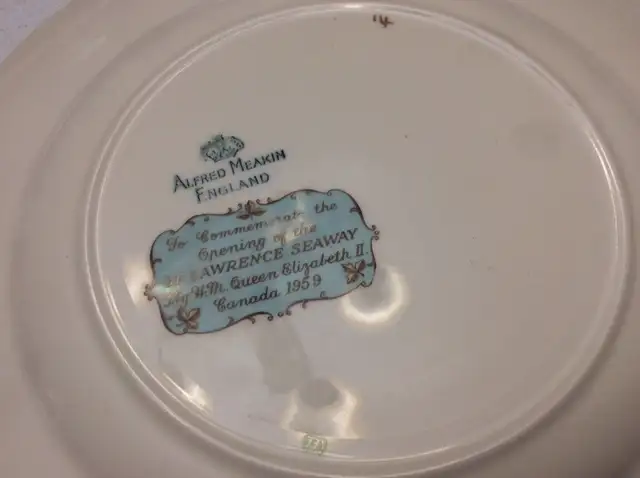 Opening of St Lawrence By Queen Elizabeth II Display Plate  in Arts & Collectibles in Oshawa / Durham Region - Image 4