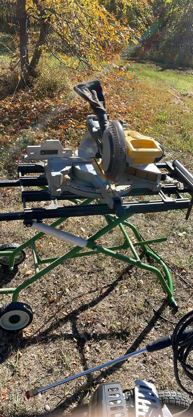 Dewalt sliding compound miter saw with folding stand in Power Tools in Calgary - Image 3