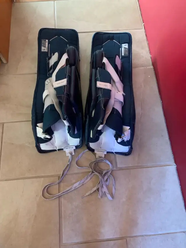 Intermediate Large, Bauer GSX Goalie Pads in Hockey in Lethbridge - Image 3
