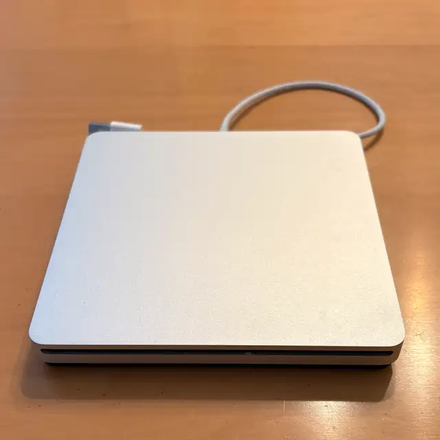 Lecteur/Graveur Apple SuperDrive A1379 – Comme neuf avec boîte d in Laptop Accessories in Laval / North Shore - Image 2