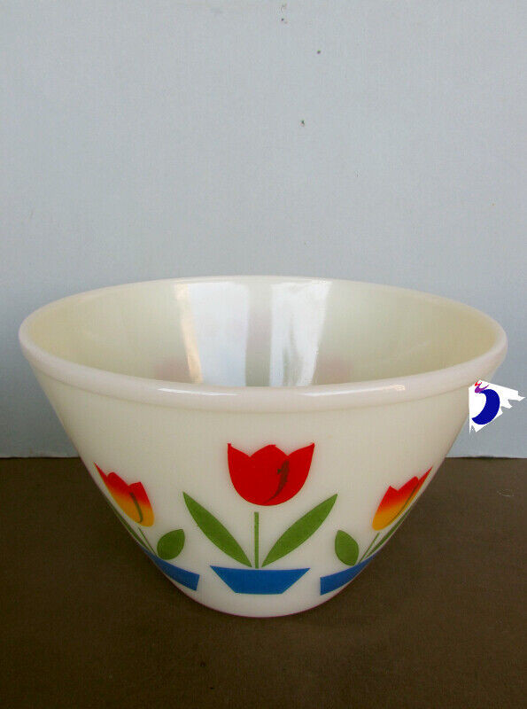 Fire King Tulip 9 ½” 4 Qt. Ivory Milk Glass Mixing Bowl Kitchen in Arts & Collectibles in Kitchener / Waterloo - Image 2