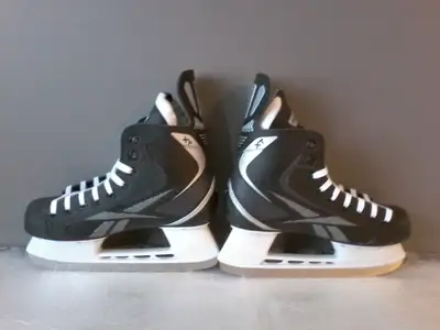 1 ère paire de patins à glace pour hommes (grandeur 7-7.5D) REEBOK XT (longueur à l’intérieur du pat...