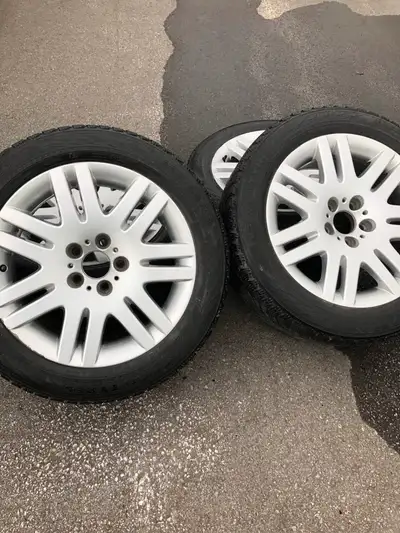 Mag 18 pouces avec pneus Nokian d’hiver 8/32 a servit sur un BMW séries 5 et pourrait être utilisé s...