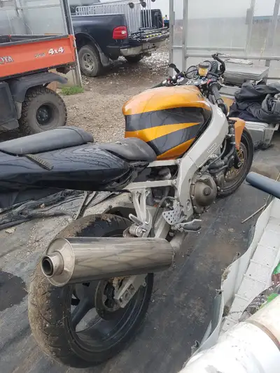 18klms damaged no farings Street figher project you need lights tank dent repair battery front brake...