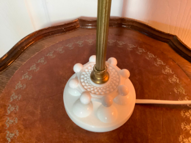 Adorable Vintage Brass and Milk Glass Table Lamp  dans Éclairage intérieur et plafonniers  à Belleville - Image 2