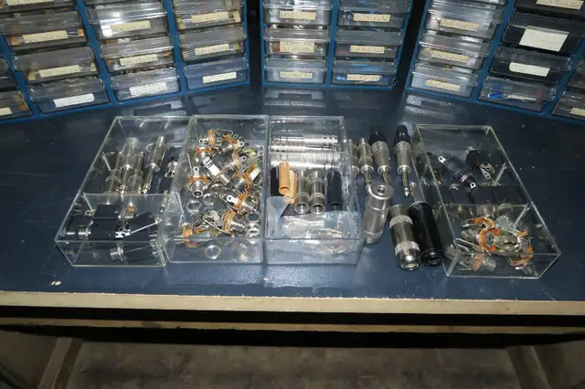 Switchcraft Stereo & Mono 1/4" Phone Plugs & Jacks in General Electronics in Guelph - Image 3